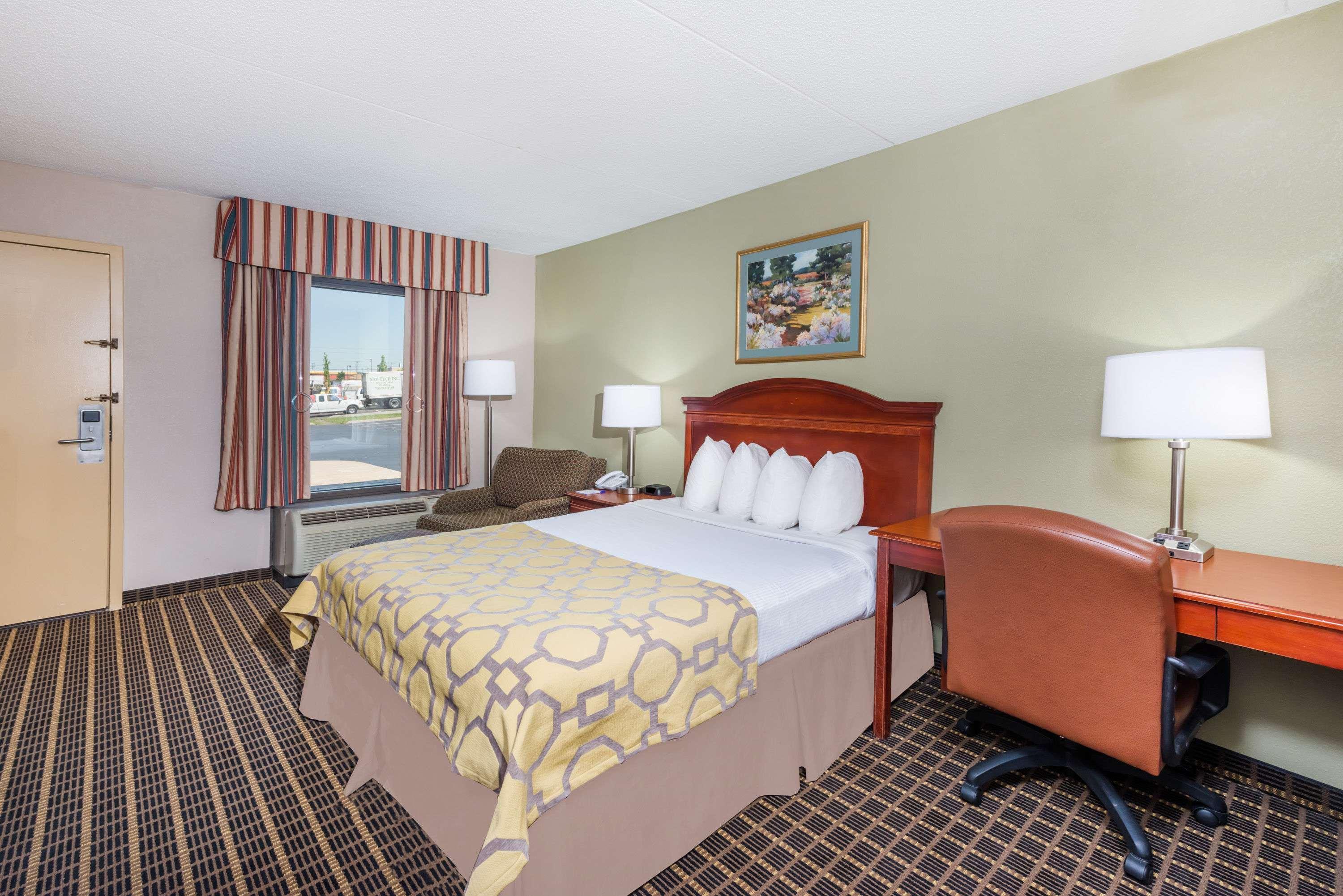 Baymont By Wyndham Clarksville Northeast Exteriör bild